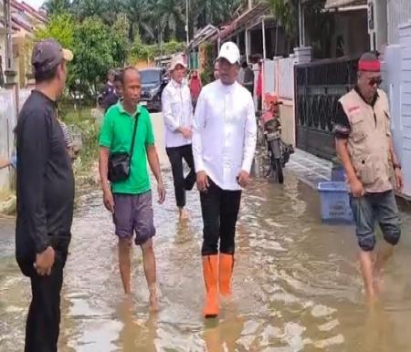 Bupati Pelalawan, Zukri meninjau langsung lokasi banjir yang melanda Kampung Baru dan Perumahan Rumah Godang. (Foto: Andi Indrayanto)